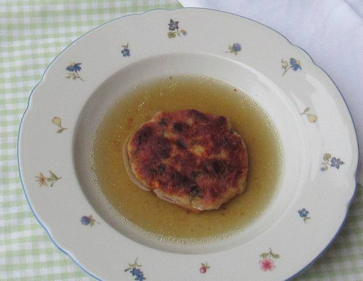 Kaspressknödel in Gemüsesuppe