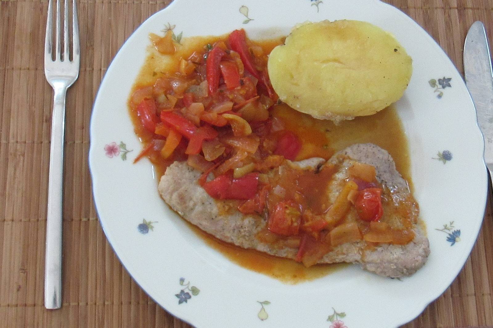 Schweinsschnitzel mit Letscho und Heurige-Kartoffeln