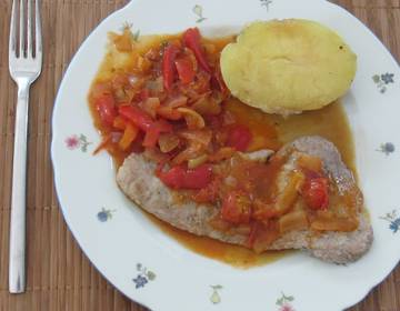Schweinsschnitzel mit Letscho und Heurige-Kartoffeln Schweinsschnitzel mit Letscho und Heurige-Kartoffeln