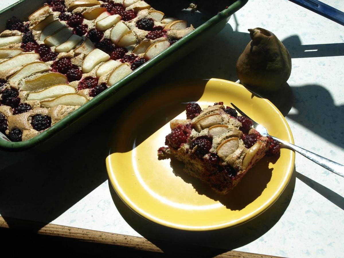 Brombeer-Birnenkuchen mit Hanfmehl