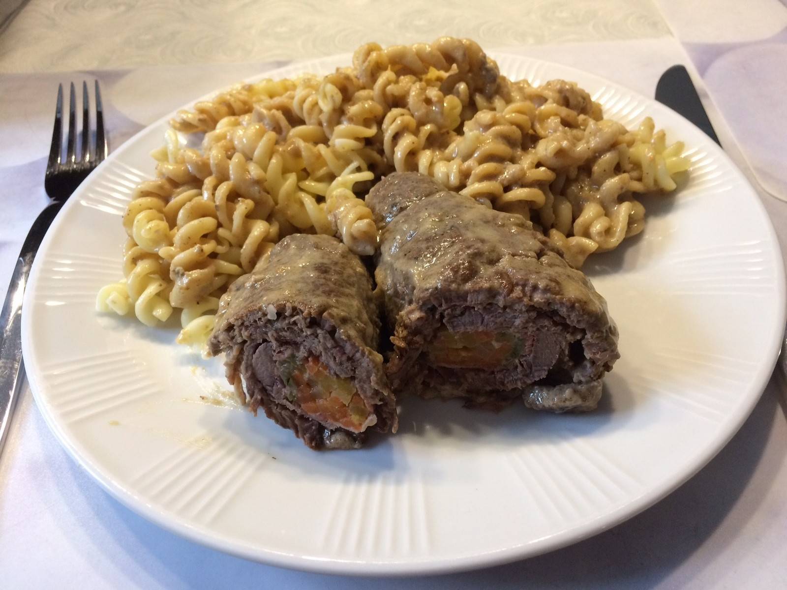 Rindsrouladen mit Spiralnudeln Rezept - ichkoche.de Rindsrouladen mit Spiralnudeln Rezept - ichkoche.de