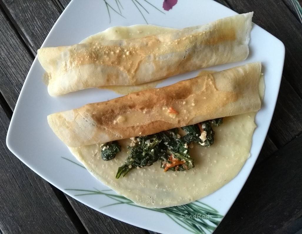 Palatschinken mit Blattspinat und Frischkäse