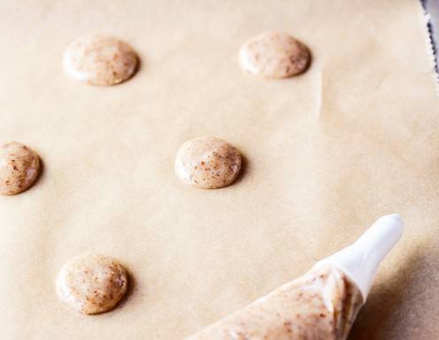 Gewürz-Macarons Rezept - Macarons aufdressieren
