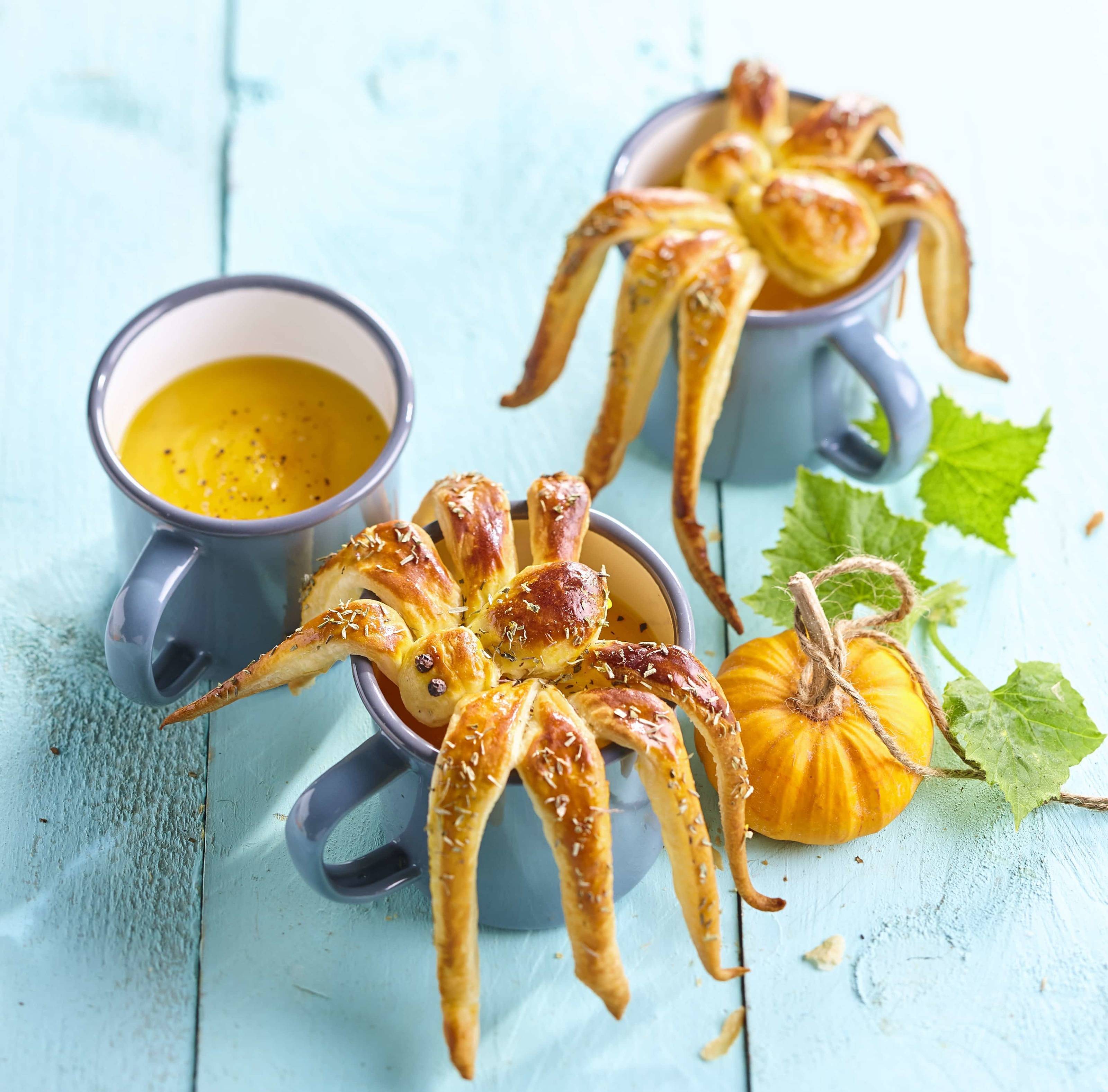 Kürbissuppe mit Blätterteigspinnen Rezept