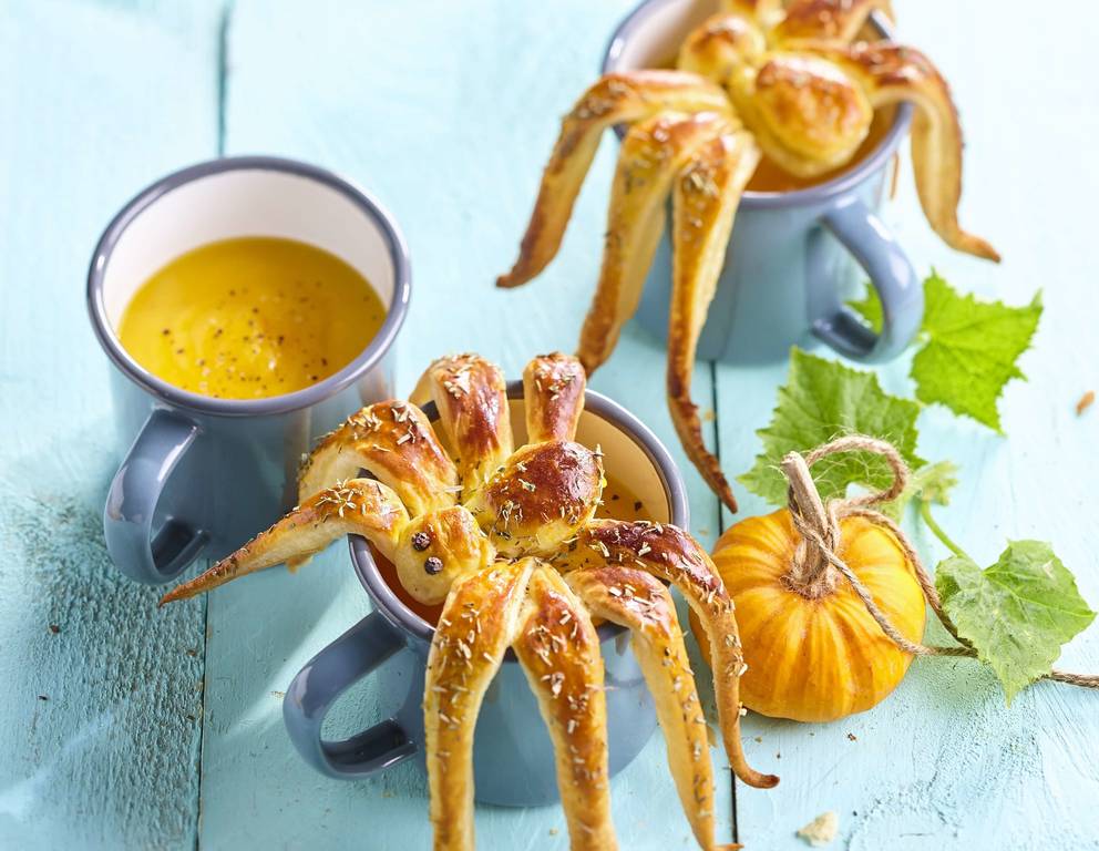 Kürbissuppe mit Spinne aus Blätterteig Kürbissuppe mit Spinne aus Blätterteig