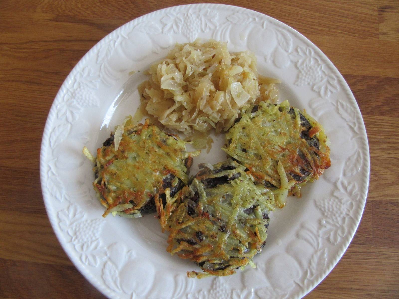 Gebratene Blunze im Kartoffel-Mantel mit Sauerkraut Rezept - ichkoche.de