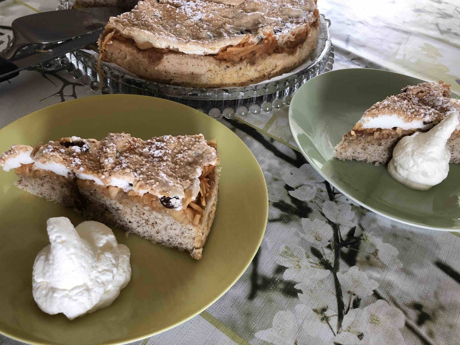 Apfel-Nusstorte mit Schneehaube Rezept - ichkoche.at Apfel-Nusstorte mit Schneehaube Rezept - ichkoche.at