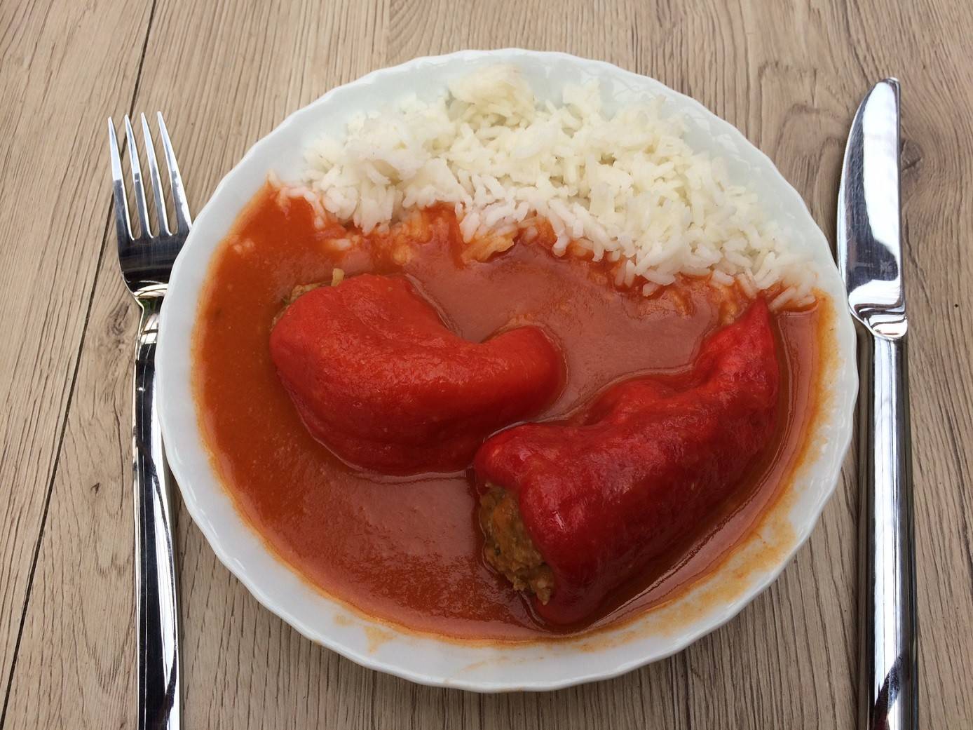 Gefüllte Paprika mit Paradeissauce