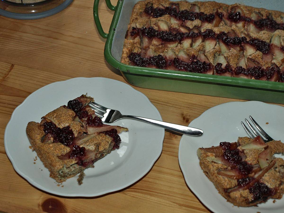 Birnenkuchen mit Mohnmehl und Preiselbeeren