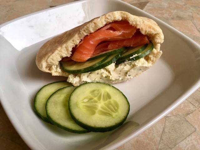 Pita mit Räucherlachs und Gurke