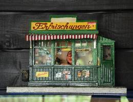 Überall tummeln sich kleine und größere Erinnerungsstücke und Geschenke, welche sich über die Jahre angesammelt haben: Hier zum Beispiel ein Miniatur-Kiosk mit Almdudlerschild! Überall tummeln sich kleine und größere Erinnerungsstücke und Geschenke, welche sich über die Jahre angesammelt haben: Hier zum Beispiel ein Miniatur-Kiosk mit Almdudlerschild!