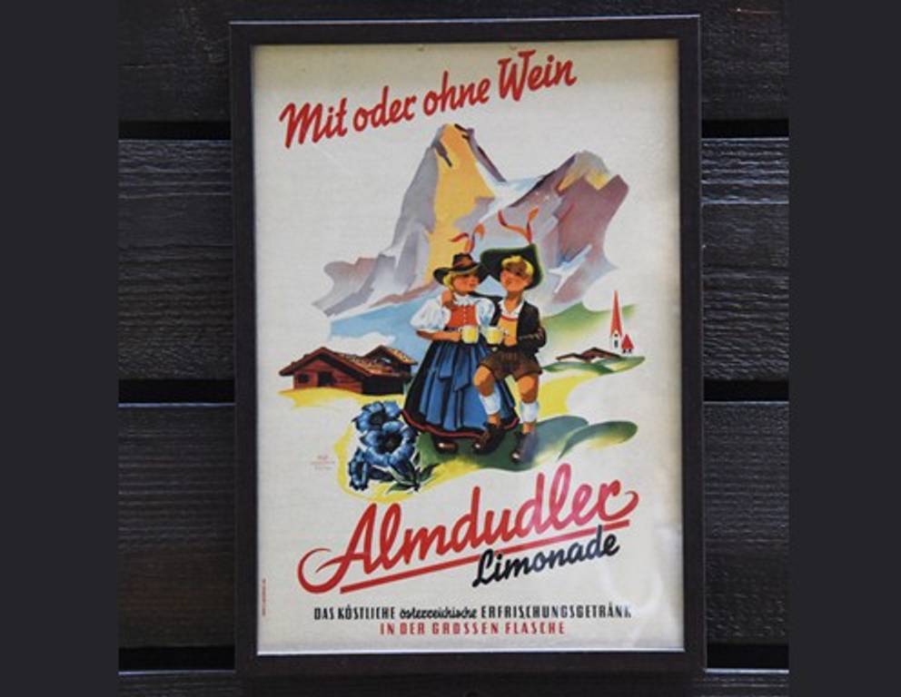 Zeit nach Hause zu gehen, leider! Beim Abstieg bestaunen wir noch einmal die vielen Souvenirs und Bilder... Zeit nach Hause zu gehen, leider! Beim Abstieg bestaunen wir noch einmal die vielen Souvenirs und Bilder...