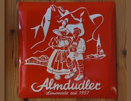 Das berühmte Trachtenpärchen auf einem alten Schild: "Marianne und Jakob". Das berühmte Trachtenpärchen auf einem alten Schild: "Marianne und Jakob".