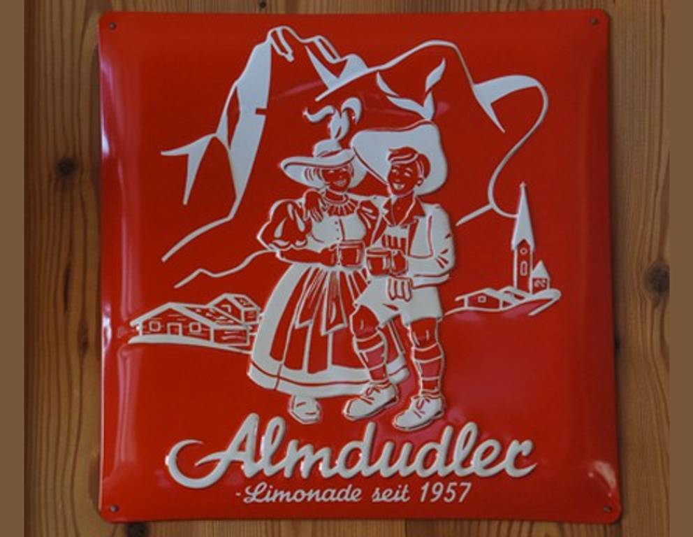 Das berühmte Trachtenpärchen auf einem alten Schild: "Marianne und Jakob". Das berühmte Trachtenpärchen auf einem alten Schild: "Marianne und Jakob".
