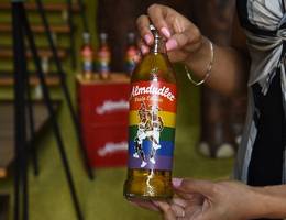 Die fröhlich bunte, limitierte Almdudler Original "Pride" Edition: Hier mit Jacob & Jacob. Die fröhlich bunte, limitierte Almdudler Original "Pride" Edition: Hier mit Jacob & Jacob.