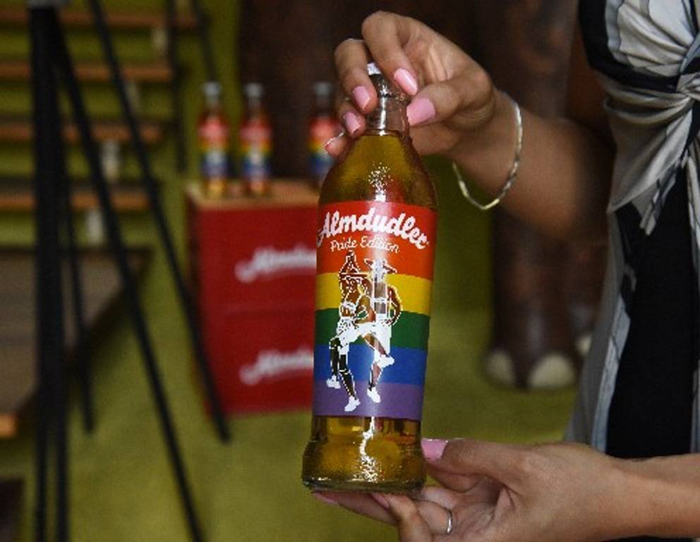 Die fröhlich bunte, limitierte Almdudler Original "Pride" Edition: Hier mit Jacob & Jacob. Die fröhlich bunte, limitierte Almdudler Original "Pride" Edition: Hier mit Jacob & Jacob.