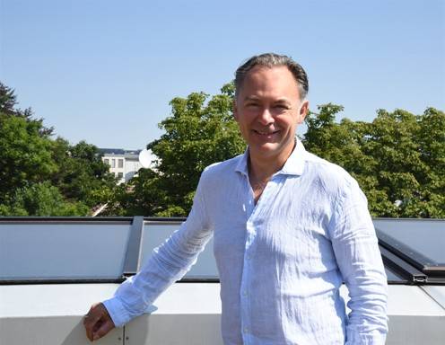 Almdudler-Geschäftsführer Gerhard Schilling genießt mit uns den schönen Ausblick über Grinzing.