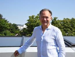 Almdudler-Geschäftsführer Gerhard Schilling genießt mit uns den schönen Ausblick über Grinzing. Almdudler-Geschäftsführer Gerhard Schilling genießt mit uns den schönen Ausblick über Grinzing.