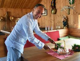 Tratschen macht hungrig! Gerhard Schilling schneidet unseren flaumigen, erfrischend "kräutrigen" Dudelhupf an. Tratschen macht hungrig! Gerhard Schilling schneidet unseren flaumigen, erfrischend "kräutrigen" Dudelhupf an.