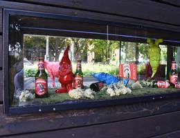 Vor dem Eingangstor treffen wir ein paar fröhliche Gartenzwerge. Sag, habt ihr die rote Almdudler-Kuh auch gesehen...? Vor dem Eingangstor treffen wir ein paar fröhliche Gartenzwerge. Sag, habt ihr die rote Almdudler-Kuh auch gesehen...?