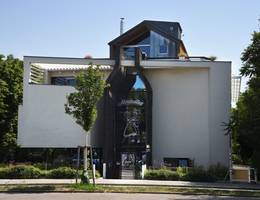Das beeindruckende Almdudler-Haus, sozusagen das "Headquarter", in Wien Grinzing - mit waschechter Almhütte am Dach! Das beeindruckende Almdudler-Haus, sozusagen das "Headquarter", in Wien Grinzing - mit waschechter Almhütte am Dach!