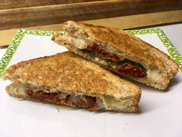 Käsetoast mit getrockneten Tomaten und Salbei Rezept - ichkoche.de Käsetoast mit getrockneten Tomaten und Salbei Rezept - ichkoche.de