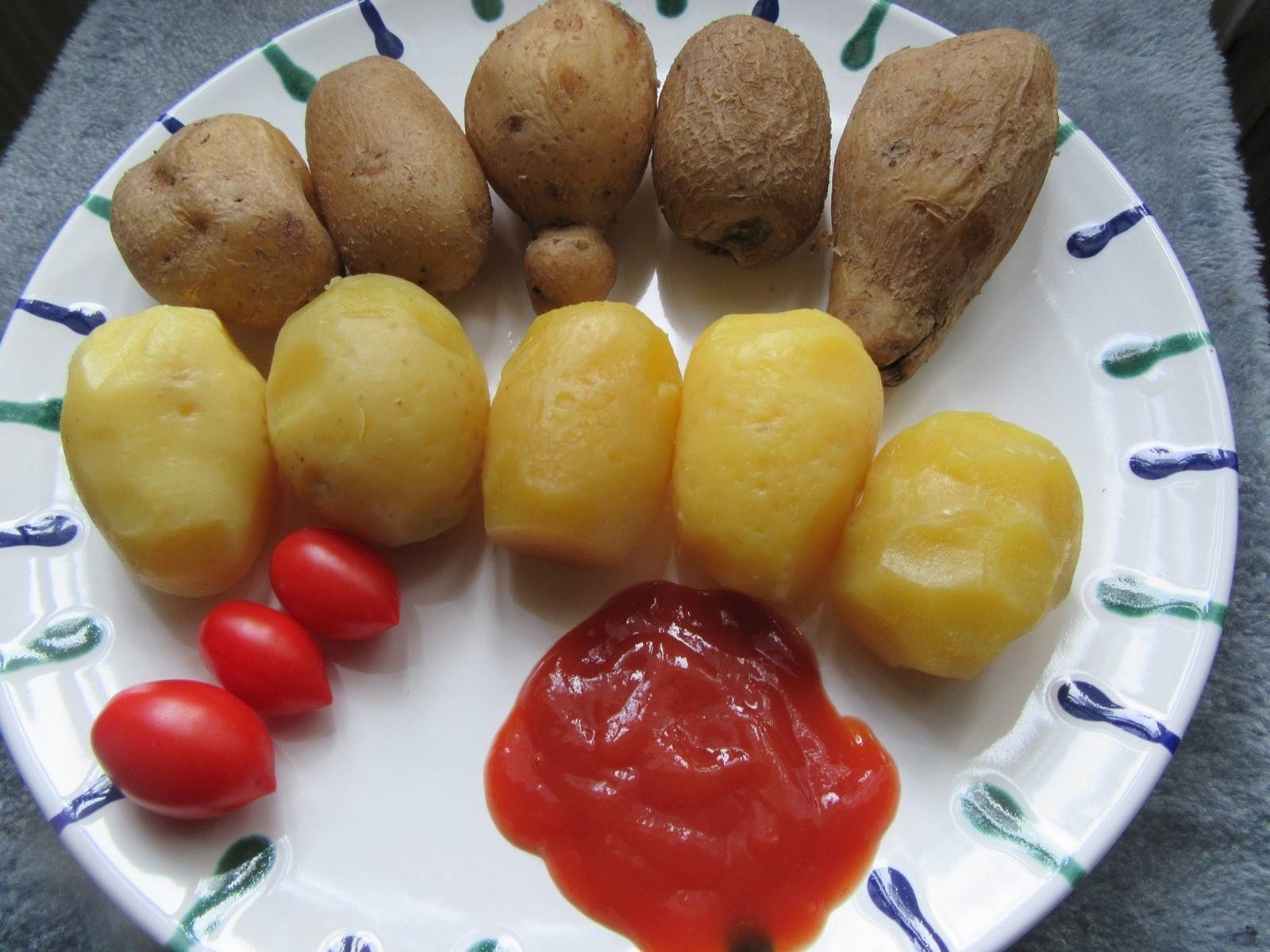 Gekochte Kartoffeln mit Ketchup