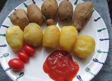 Gekochte Kartoffeln mit Ketchup Gekochte Kartoffeln mit Ketchup