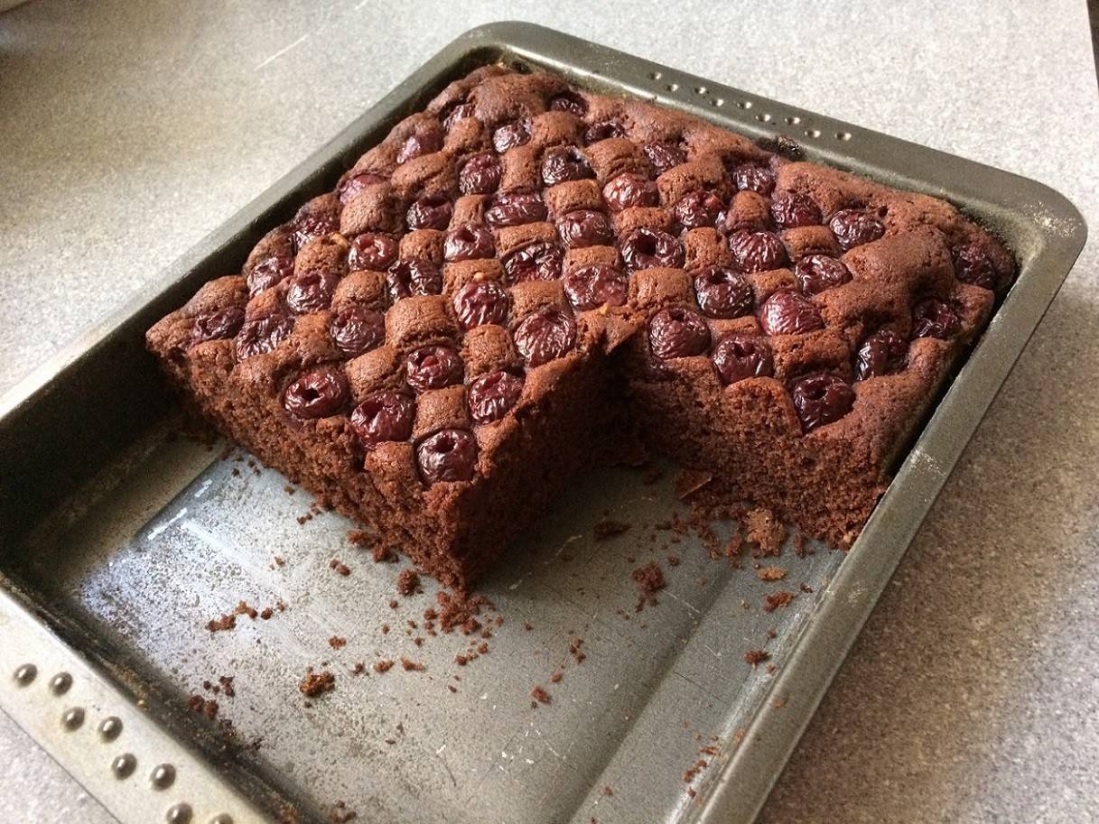 Kirschenkuchen mit dunkler Schokolade