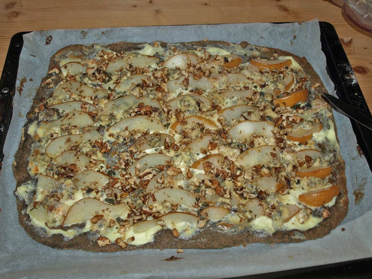 Hanfmehl-Flammkuchen mit Gorgonzola, Nüssen und Birnen