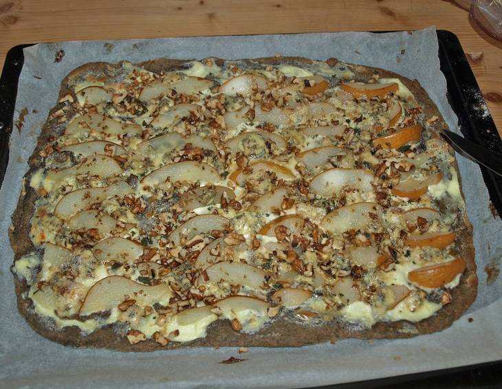 Hanfmehl-Flammkuchen mit Gorgonzola, Nüssen und Birnen Hanfmehl-Flammkuchen mit Gorgonzola, Nüssen und Birnen