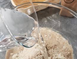 Basismischung mit Wasser aufgießen... Basismischung mit Wasser aufgießen...