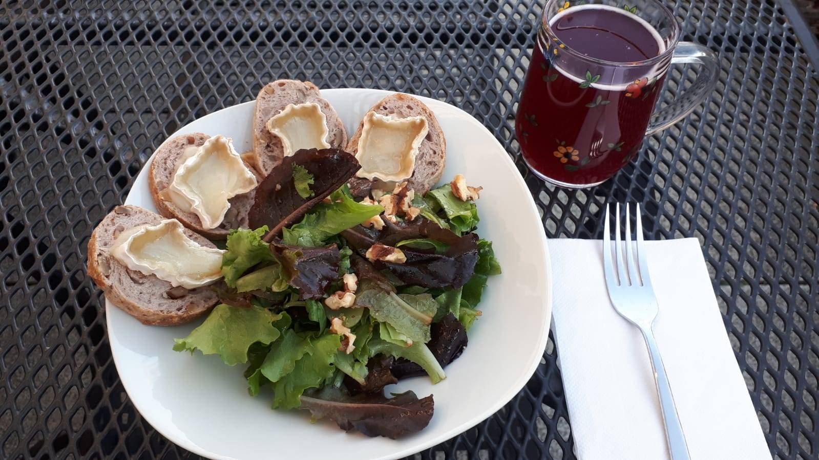 Herbstlicher Salat mit Ziegenkäse