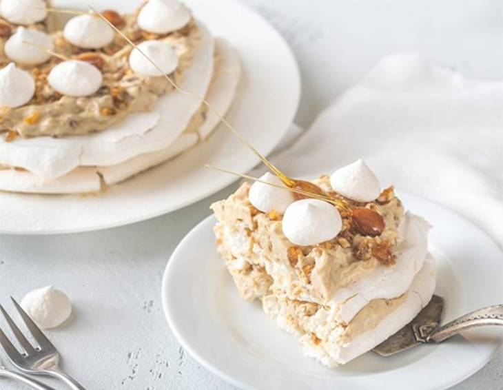 Pavlova mit Salzkaramell und Mandeln