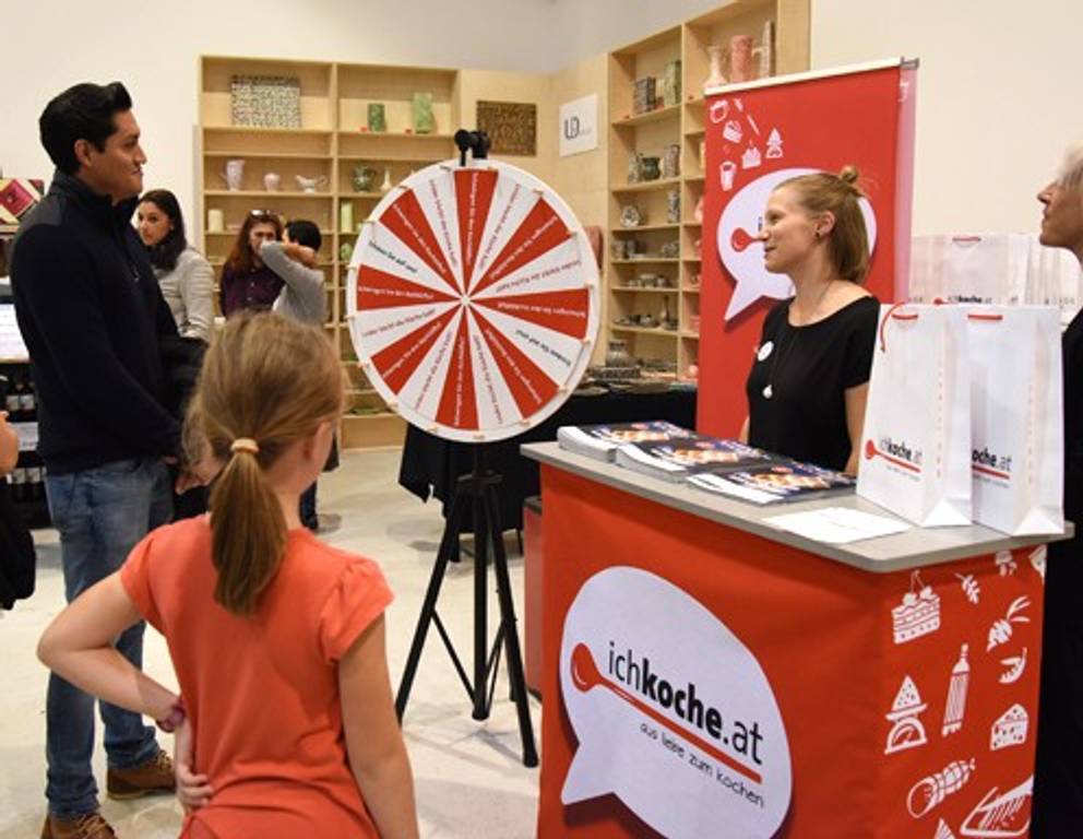 Beim ichkoche.at-Glücksrad konnte man sein Glück erdrehen! Kochlöffel, Trinkflaschen oder das brandneue Kochmagazin konnten gewonnen werden!  Beim ichkoche.at-Glücksrad konnte man sein Glück erdrehen! Kochlöffel, Trinkflaschen oder das brandneue Kochmagazin konnten gewonnen werden!