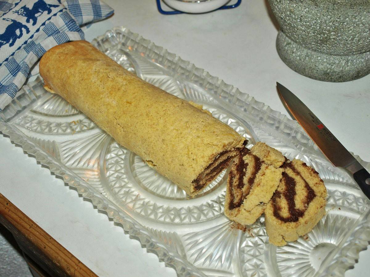 Biskuitroulade mit Kokosmehl und Schoko-Nusscreme