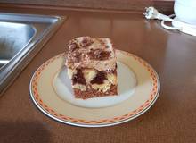 Poke-Cake mit Kirschpudding-Füllung