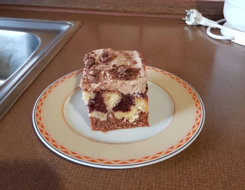Poke-Cake mit Kirschpudding-Füllung Poke-Cake mit Kirschpudding-Füllung