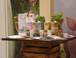 Der Ausstatter unserer Messe-Küche Ja! Natürlich.
Es wurde nicht nur mit den Produkten gekocht. Am Stand konnten die Besucher auch zahlreiche Klassiker und Novitäten verkosten. Vom Dinkel-Drink bis zum Bio-Wein, vom Gemüse bis zu Snacks.  Der Ausstatter unserer Messe-Küche Ja! Natürlich.
Es wurde nicht nur mit den Produkten gekocht. Am Stand konnten die Besucher auch zahlreiche Klassiker und Novitäten verkosten. Vom Dinkel-Drink bis zum Bio-Wein, vom Gemüse bis zu Snacks.