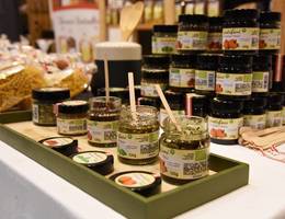 Bei Pastafari gibt es nicht nur herrliche Nudeln sondern auch gleich ein passendes Pesto dazu! Zahlreiche Gäste haben die Gelegenheit genutzt, um sich durchzukosten! Bei Pastafari gibt es nicht nur herrliche Nudeln sondern auch gleich ein passendes Pesto dazu! Zahlreiche Gäste haben die Gelegenheit genutzt, um sich durchzukosten!