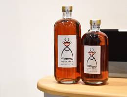 Wiener Dirndl im Glas, nicht als Bekleidung! 
Ein natürlicher Bio-Dirndl-Likör, der pur oder gemischt, als Aperitif, Digestif oder einfach zwischendurch genossen werden kann.Bei der Herstellung wird bewusst auf Farbstoffe, Stabilisatoren oder künstliche Aromastoffe verzichtet. Wiener Dirndl im Glas, nicht als Bekleidung! 
Ein natürlicher Bio-Dirndl-Likör, der pur oder gemischt, als Aperitif, Digestif oder einfach zwischendurch genossen werden kann.Bei der Herstellung wird bewusst auf Farbstoffe, Stabilisatoren oder künstliche Aromastoffe verzichtet.