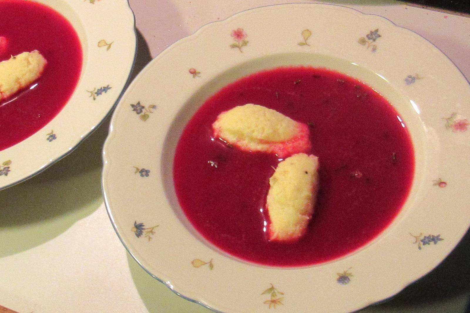 Rote Rübensuppe mit Krennockerl