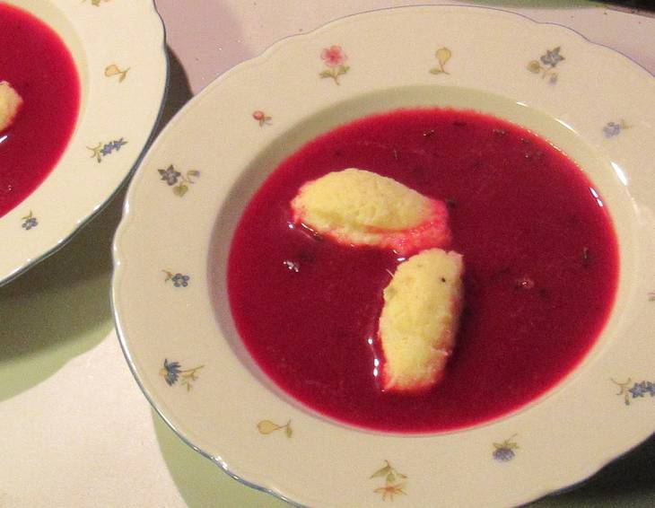 Rote Rübensuppe mit Krennockerl