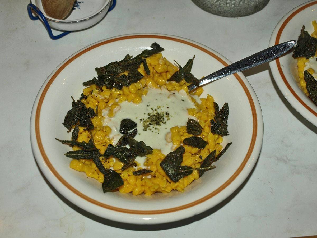 Kürbisspätzle in Österkronsauce mit knusprigem Salbei
