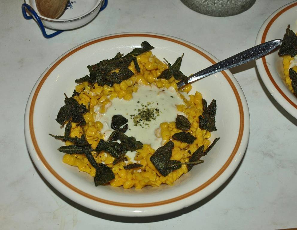 Kürbisspätzle in Österkronsauce mit knusprigem Salbei Kürbisspätzle in Österkronsauce mit knusprigem Salbei