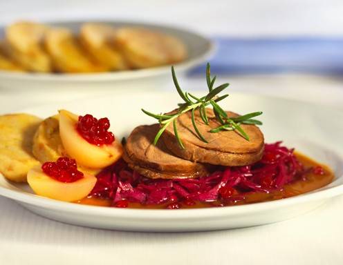 Rehbraten mit Serviettenknödel und Rotkraut