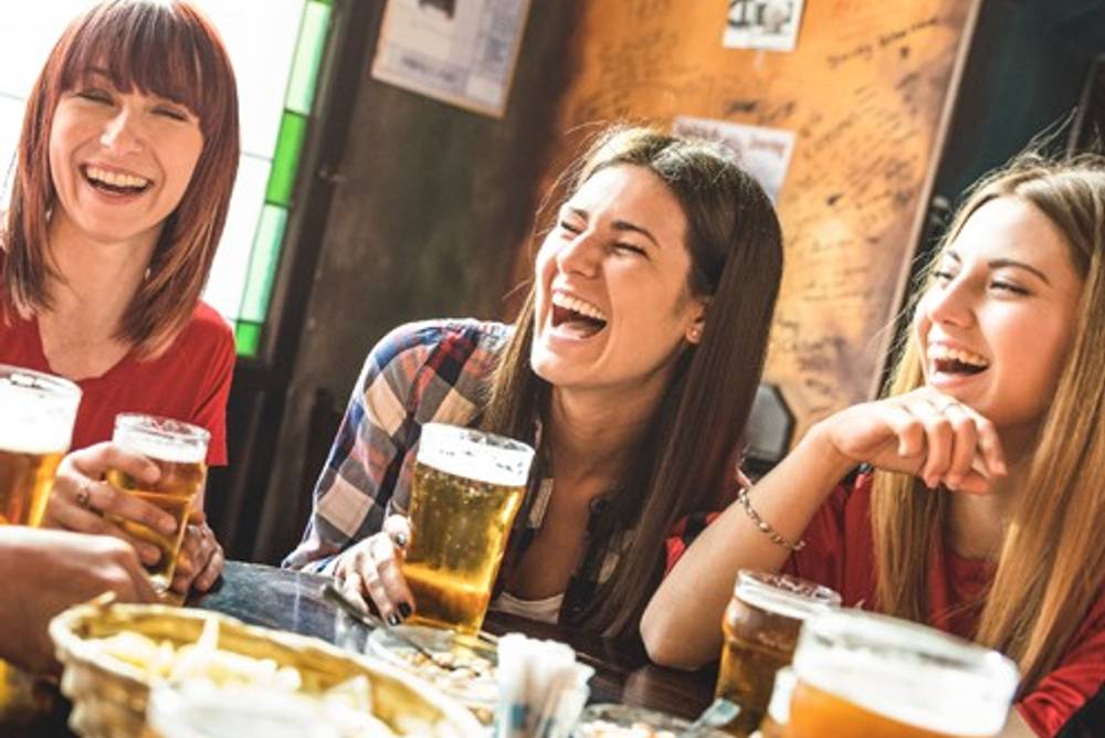 Bierverband Frauen kommen auf den Biergeschmack