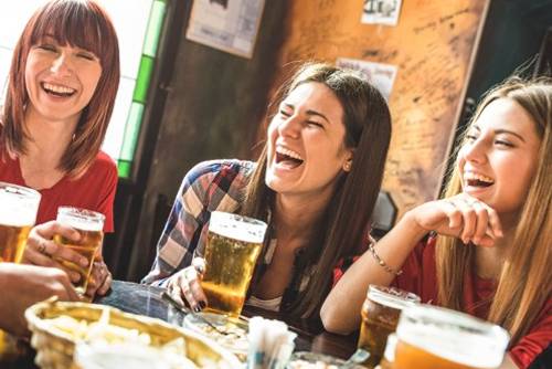 Bierverband Frauen kommen auf den Biergeschmack