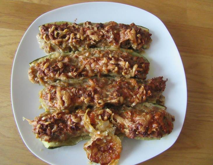 Gefüllte Zucchini mit Kräuterfaschiertem