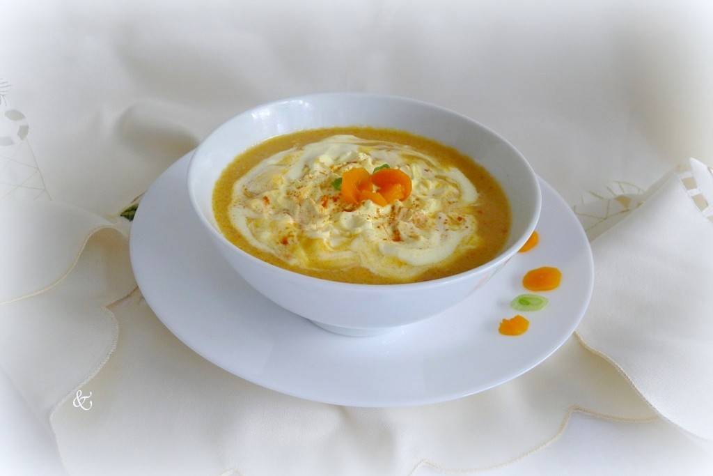 Karottencremesuppe mit Curry-Obers-Haube